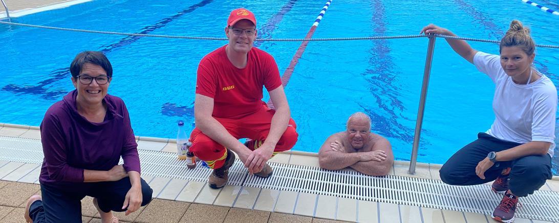 Von links: Susanne Vierkorn (Stadtmarketingverein), Matthias Tegeler (DLRG), Peter Bareuther (Streckensieger) und Nicole Hofmann (Freibad Nördlingen)