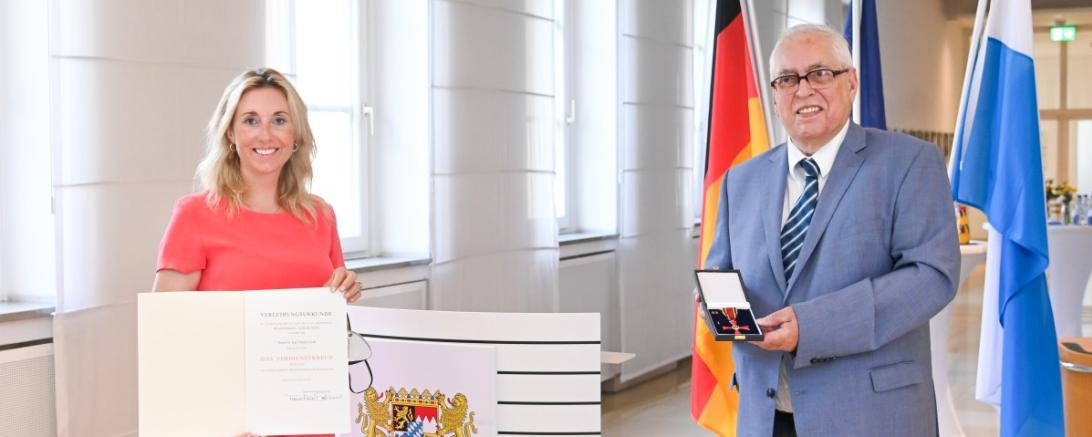 Staatssekretärin Anna Stolz (l.) und Dr. Karl Marin Graß mit seinem Verdienstorden. 