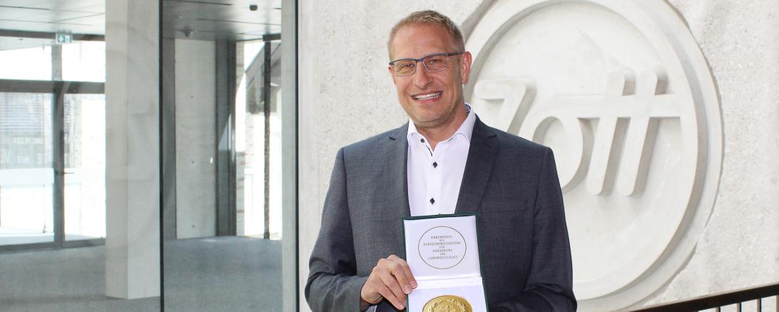Stellvertretend für alle Mitarbeitenden freut sich Dr. Jens-Michael Liepe (Leiter Qualitätsmanagement) über den 12. Bundesehrenpreis für Zott.
