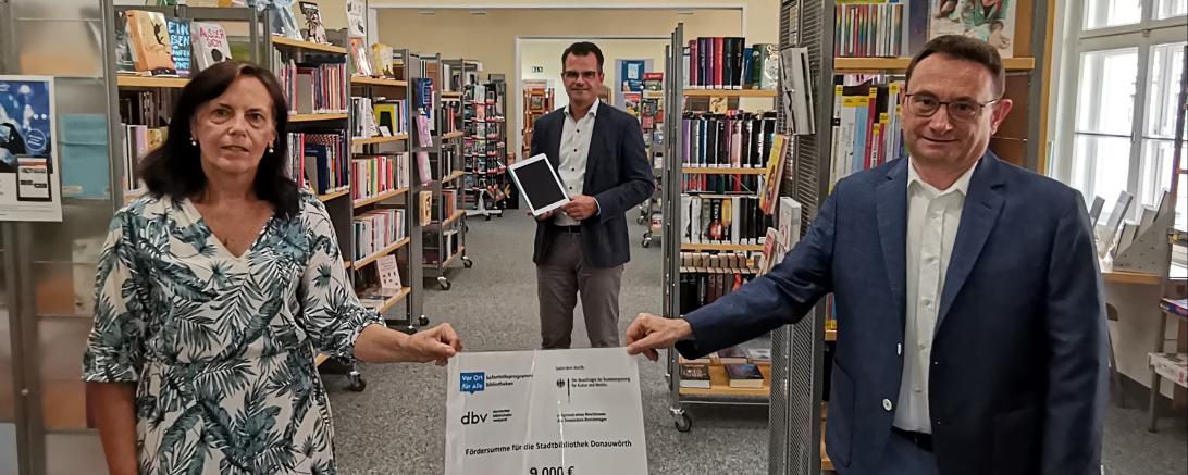Auf dem Bild zu sehen (von Leiterin der Donauwörther Stadtbibliothek Evelyn Leippert-Kutzner, Oberbürgermeister Jürgen Sorré, Bundestagsabgeordneter Ulrich Lange. 