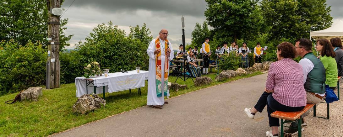 Bis auf ein paar kleine Regentropfen blieben die Teilnehmer des Berggottesdienstes vom Regen verschont und konnten unter freiem Himmel der Predigt von Dekan Neuner folgen. 