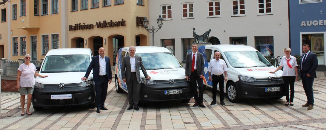 Von links: Maja Pauer (1. Vorsitzende des Vereins „Projekt Frauenhaus e.V.“), Alexander Lehmann und Michael Kruck (der Vorstand der Raiffeisen-Volksbank Donauwörth eG), Arthur Lettenbauer (Kreisgeschäftsführer BRK), Norbert Schuster (Sachgebietsleiter Fahrdienst BRK), Andrea Meier (Pflegedienstleitung Tagespflege Johanniter) sowie Daniel Klein (Bereichsleiter Pflege, Soziales & Heilmittel Johanniter).
