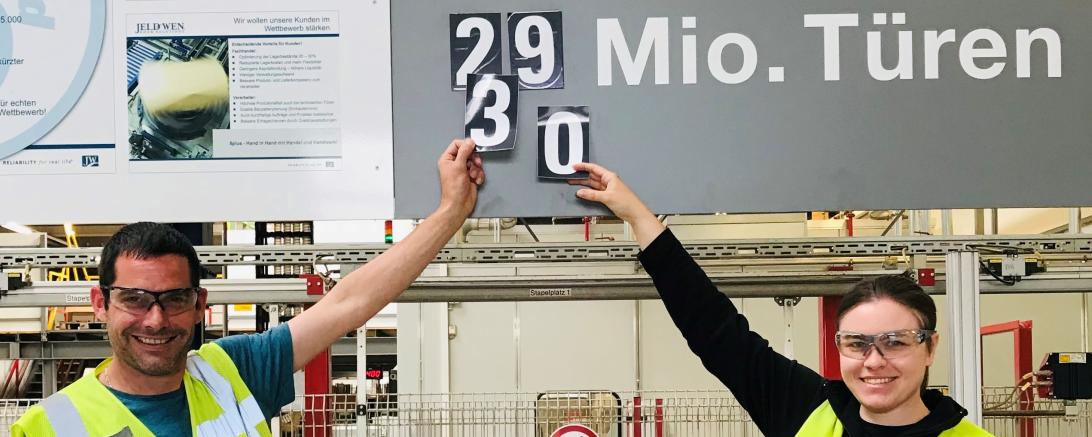 Unser aktuelles Foto zeigt links Christoph Mayer, den JEM-Manager und stellv. Werkleiter, der in seiner Funktion die kontinuierliche Verbesserung des Werkes mit den CI-Werkzeugen vorantreibt. Rechts daneben Melanie Kaiser, duale Studentin der DHBW-Mosbach Fachrichtung Holztechnik, die im Herbst nach Abschluss ihres Studiums Christoph Mayer als JEM-Agent unterstützen wird. Beide freuen sich, die 30 an der „Zähltafel“ in der 5Plus Halle des Werkes anbringen zu können.