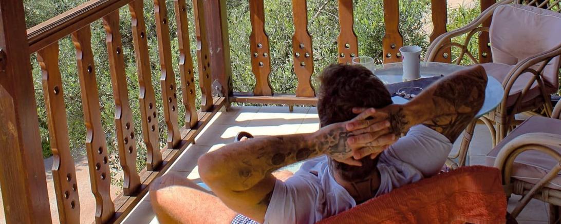 Johann entspannt auf der Terrasse seines Hauses auf Kreta. 