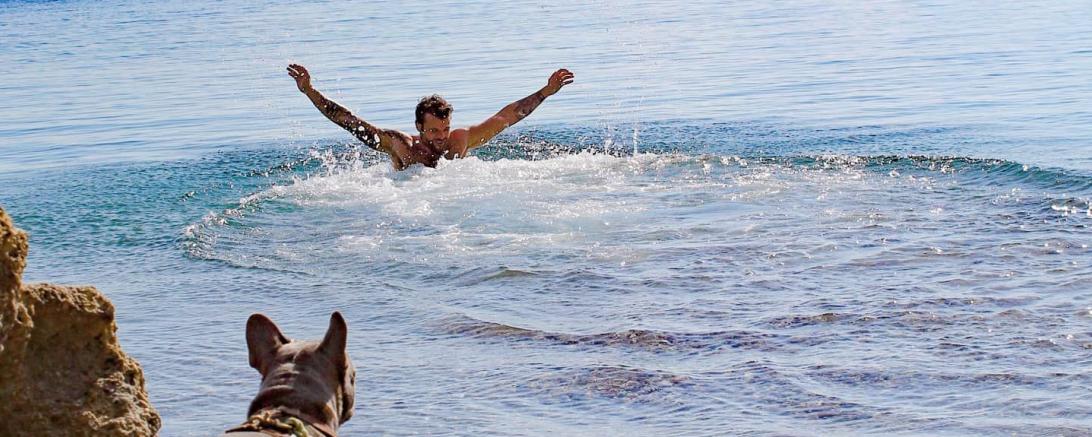 Johann Dehn mit seinem tierischen Reisebegleiter ... am Strand. 