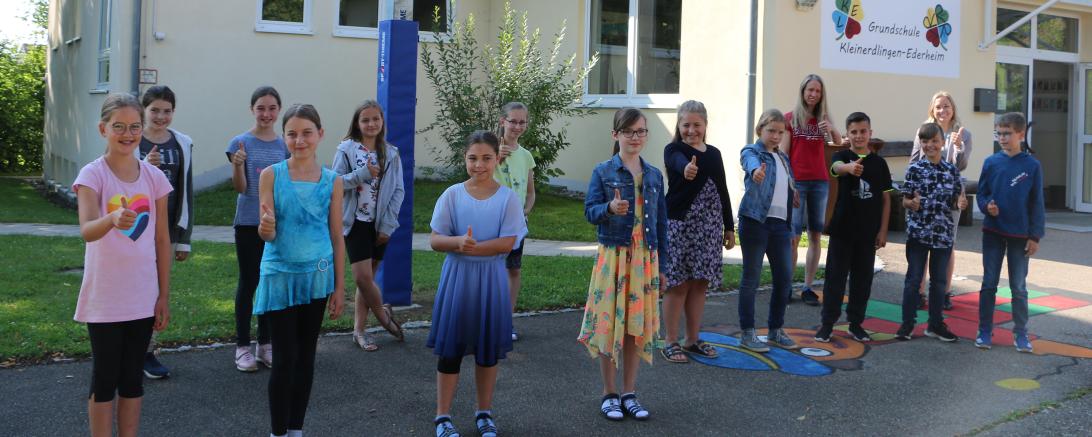 Das Bild zeigt Viertklässler der Grundschule in Ederheim mit der Elternbeiratsvorsitzenden Manuela Weizmann (hinten links) und Sina Hofmann von der Ederheimer Geschäftsstelle der Raiffeisen-Volksbank Ries (rechts). 