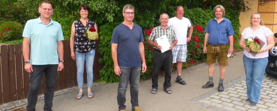 Das Bild zeigt Bürgermeister Martin Weiß, 2. Bürgermeisterin Karin Reulein, Matthias Geiger, Otto Abele, Markus Eisen, Georg Beyhl sen, und Anja Stadelmann. 