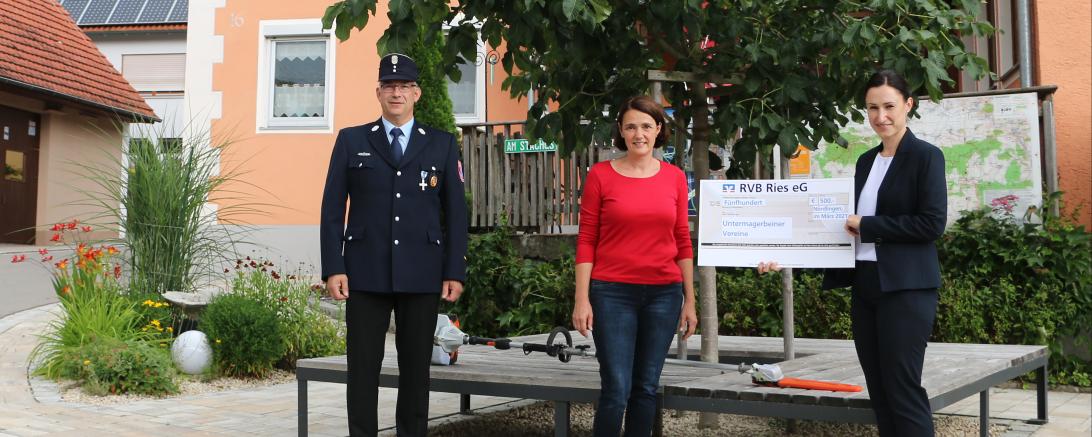 Das Bild zeigt von links: Feuerwehrkommandant Thomas Gerstetter, Gartenbauvereinsvorsitzende Birgit Kellner (mit dem Entaster auf der Bank) und Christine Rappl von der RVB Ries. 