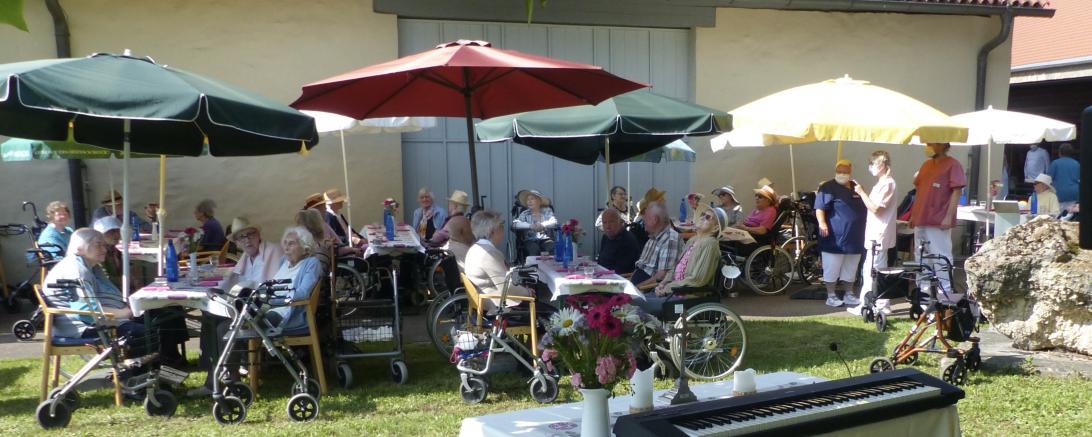 Im Park hinter dem Rieskratermuseum feierten Bewohner und Mitarbeiter des Bürgerheims Nördlingen ein Grillfest. 