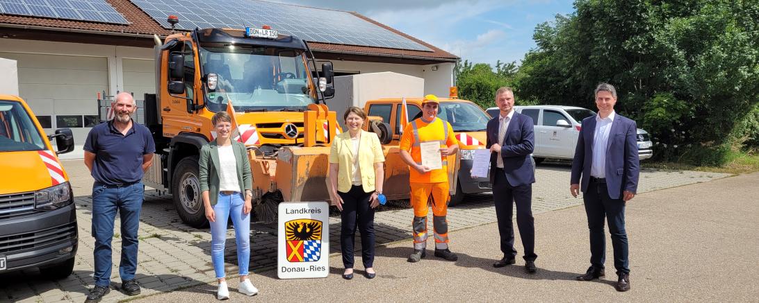 Das Bild zeigt von links nach rechts: Bauhofleiter Wolfgang Renner, stellvertr. Personalleitung Eva-Maria Stelzle, stellvertr. Landrätin Claudia Marb, Straßenwärter Fritz Schwarz, Vorsitzender d. Prüfungsausschusses Frank Schmitt, Tiefbauamtsleiter Gerhard Schappin.