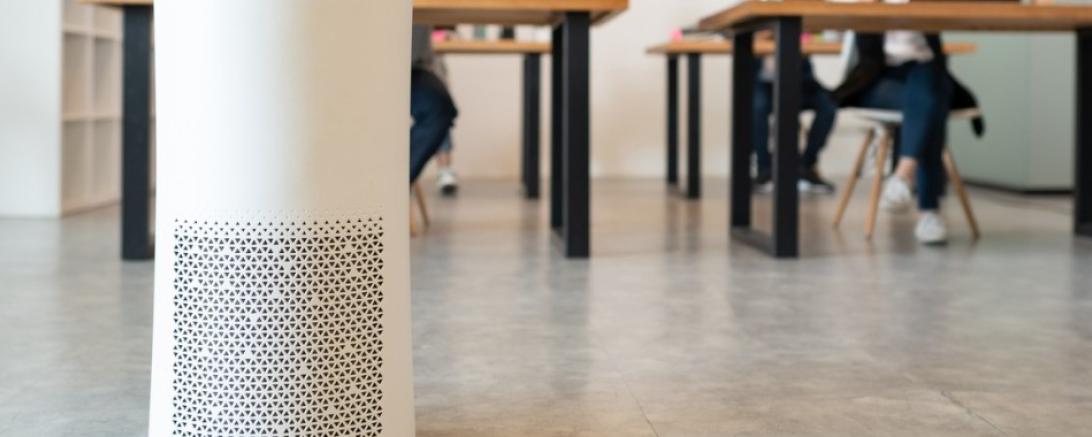 Das Bild zeigt einen Luftfilter in einem Klasenzimmer.