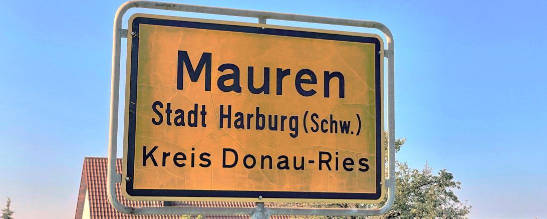 Das Bild zeigt das Ortsschild von Mauren im Landkreis Donau-Ries.