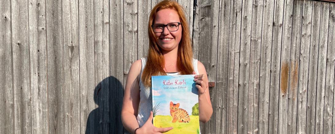 Das Bild zeigt Yvonne Bayer aus Ebermergen mit ihrem selbst gestalteten Kinderbuch.