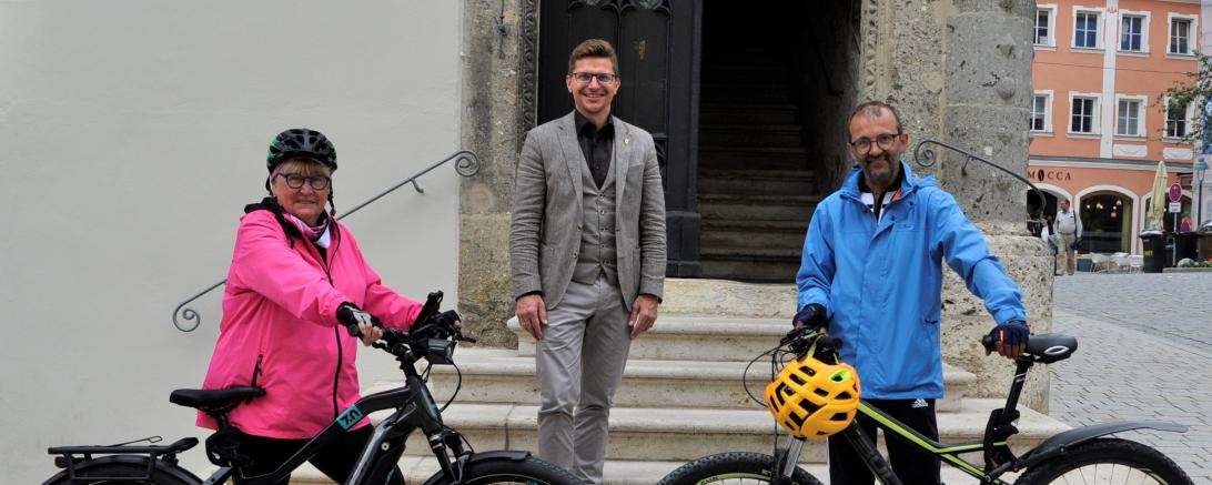 Die beiden Vertreter der SG-Handicap Nördlingen, Gudrun Eder und Werner Wiedemann, bei ihrem Termin im Nördlinger Tanzhaus mit Oberbürgermeister David Wittner.