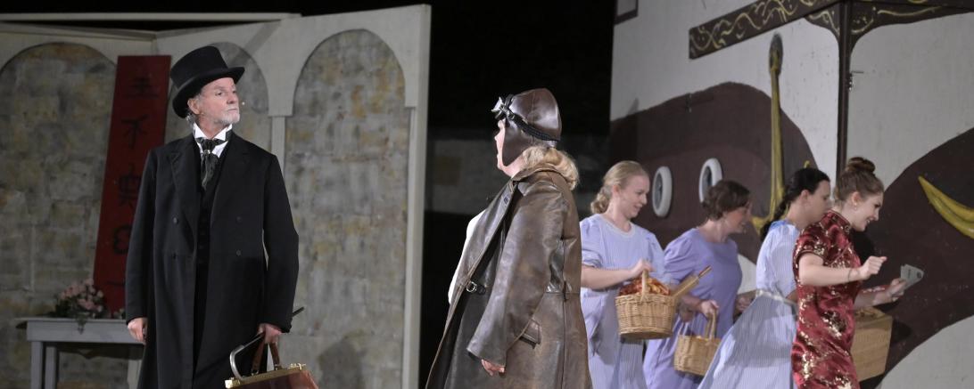 Der Theaterverein Donauwörth e.V. spielt "In 80 Tagen um die Welt" auf der Freilichtbühne am Mangoldfelsen. 