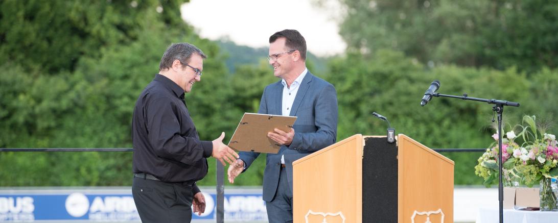 Jürgen Sorrè (rechts) überreicht Josef Basting die Urkunde des Stadtkapellmeisters. 