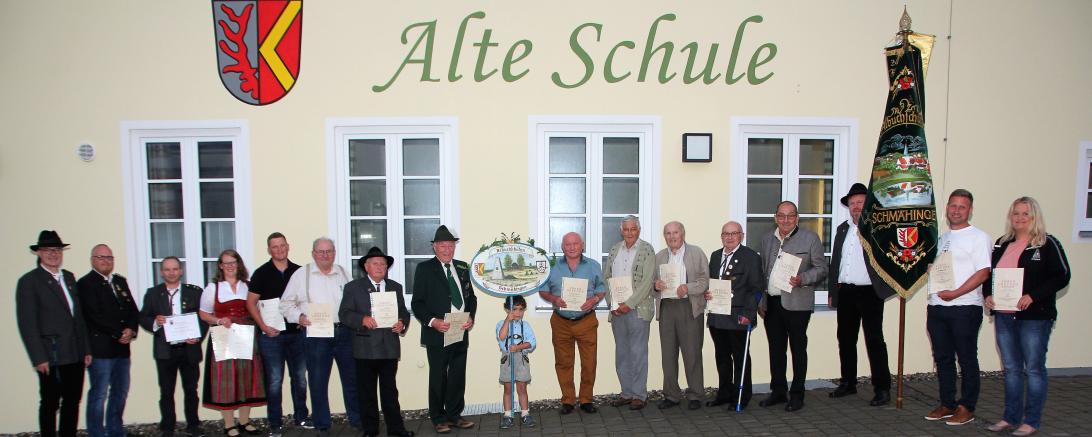 Das Gruppenbild zeigt von links: 1. Schützenmeister Erich Oswald, stellv. Gauschützenmeister Sebastian Pusch, Sportwart Michael Endreß, Daniela Löfflad, Markus Hopf, Ehrenschützenmeister Hans Hubel, Johann Deizer, Hans Hussel, Theo Denteler, Heinrich Endreß, Ernst Fackler, Rudolf Hertle, Karl Hopf, Friedrich König, Fahnenträger Thomas Benninger, Matthias Hopf und Michaela Böllmann. 