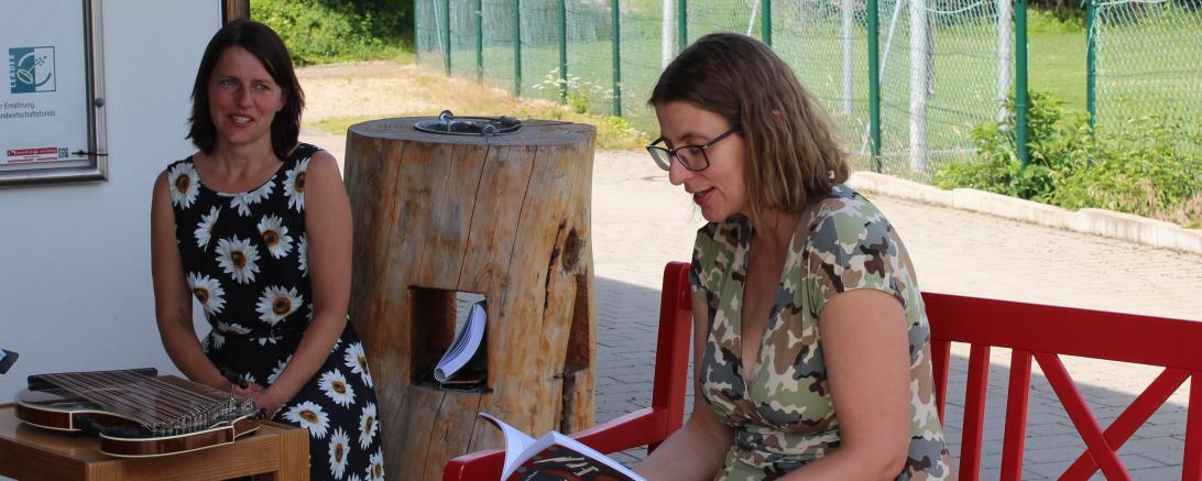 Der Funke sprang über. Andrea Koch und Autorin Petra Plaum hatten viel Spaß und unterhielten ihr Publikum bestens.  