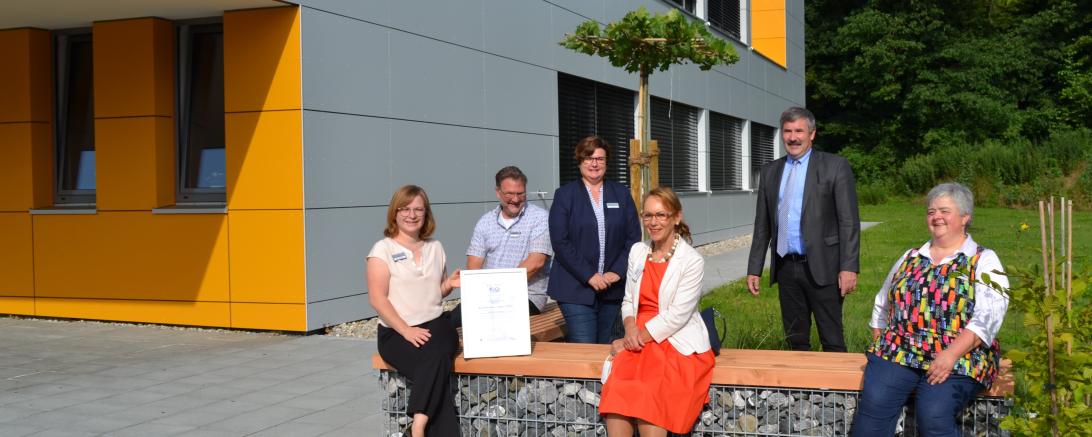 Karin Lüdtke-Engel (stellv. Schulleiterin), Norbert Lambertz (Qualitätsmanagement), Schulleiterin Karola Rigel, TQM-Auditorin Petra Corbé, gKU-Vorstandsvorsitzender Jürgen Busse, Irene Schildenberger (Qualitätsmanagement).