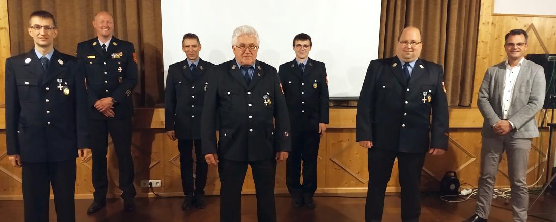 Feuerwehrmänner in Uniform mit Jürgen Sorré