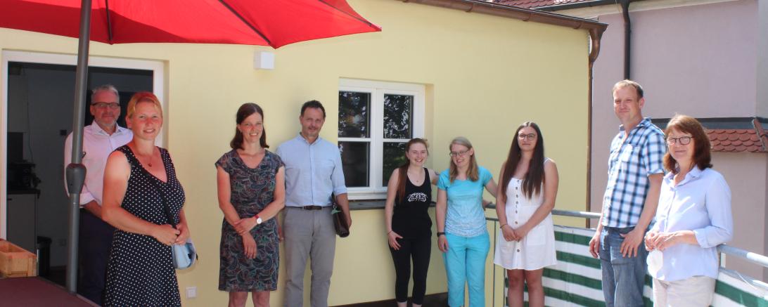 Das Bild zeigt von links nach rechts: Simone Heller, Fachkraft im Ambulant Betreuten Wohnen (ABW) der Lebenshilfe, Manfred Steger, stellv. Geschäftsführer der Lebenshilfe, Romana Jaumann, Leitung des ABW für Wohngemeinschaften, Stefan Dörle, Inklusionsbeauftragter des Bezirks, die drei Mitbewohnerinnen Jasmin, Regina und Miriam, Michael Stetz, stellv. Fachbereichsleitung Wohnen und Ilona Biermann, zuständige Mitarbeiterin des sozialpädagogischen-medizinischen Fachdienstes