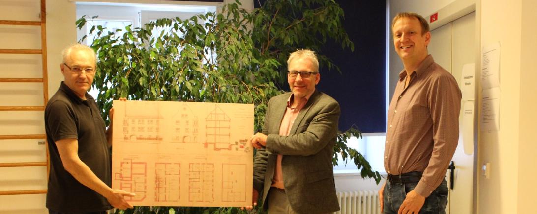 Das Bild zeigt von links nach rechts: Armin Wörle, Prokurist Eisen-Fischer, Manfred Steger, stellv. Geschäftsführer der Lebenshilfe und Michael Stetz, stellv. Fachbereichsleiter Wohnen