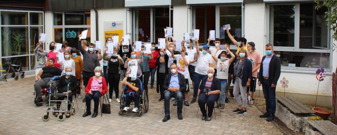 Unser Bild zeigt die glücklichen Gewinner mit ihren Urkunden sowie in der ersten Reihe von links nach rechts die Zeitzeuginnen Frau Köhnlein, Frau Stelzenmüller, Werner Eisenschink, Frau Roth und die Leitung des Förderzentrums Gabriele Allgayer-Pfaff und die Leitung der Heilpädagogischen Tagesstätte Timm Albert.