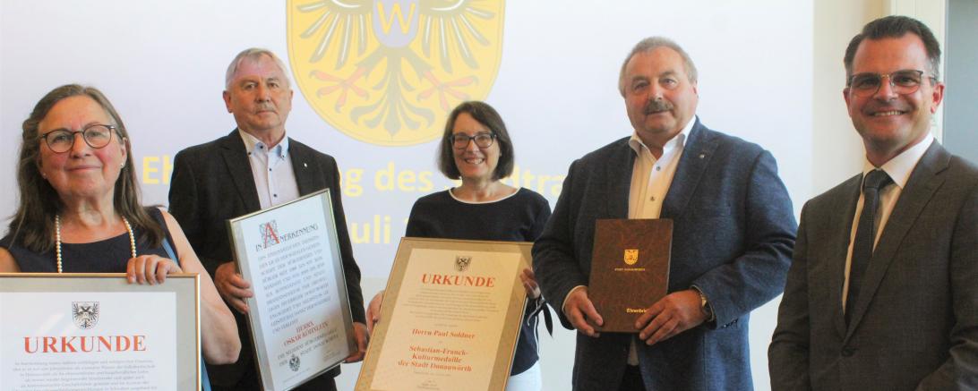 Das Bild zeigt v.l.: die Ehefrau von Konrad Böswald, Oskar Köhnlein, Grudrun Reißer, in Vertretung von Paul Soldner, Manfred Halpap und Oberbürgermeister Jürgen Sorré. 