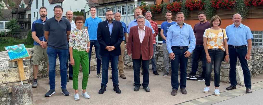 Vorstandschaft CSU Harburg steht am Wörnitzufer, im Hintergrund die Harburg