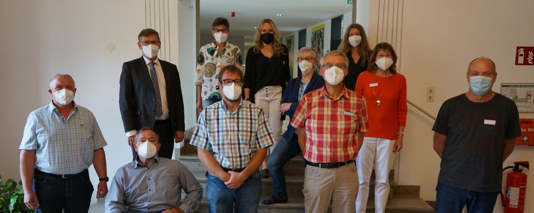 Oberste Reihe (v. l. n. r): Gerda Ferber, Andrea Strobel, Ursula Umlauf Zweite Reihe: Landrat Stefan Rößle, Beate Beck, Susanne Fackler Vorderste Reihe: Franz-Josef Schrafl, Friedrich Feurich, Gerd Oefele, Thomas Riedl, Hermann Streinz