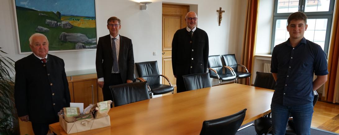 Von links: Jagdberater a. D. Otto Baur, Landrat Stefan Rößle, Jagdberater-Nachfolger Martin Schweihofer und Tim Huber