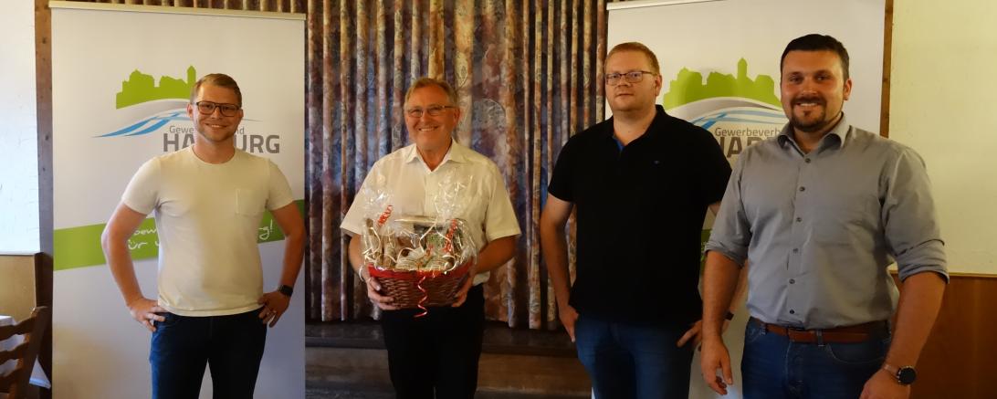 Der neuer Vorsitzende de Gewerbeverbands Matthias Stark (links) mit seinem Vorgänger Franz Miller, dem 2. Vorstand Markus Anslinger und Harburgs Bürgermeister Christoph Schmid.