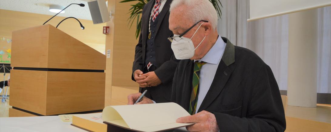 Hans Raidel durfte sich anlässlich seines 80. Geburtstag ins Goldene Buch der Stadt Oettingen eintragen. 