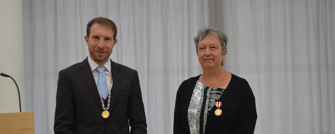 Getrud Jaumann hat die Oettinger Bürgermedaille in Gold erhalten. Auf dem Bild zu sehen (von links): Bürgermeister Thomas Heydecker und Getrud Jaumann. 