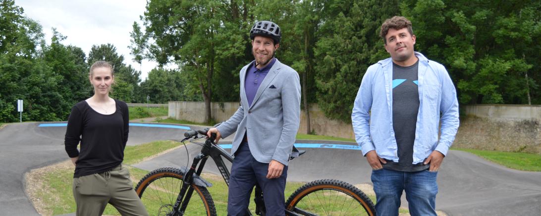 Von links: Michelle Grieb, Bürgermeister Thomas Heydecker und Konrad Willar, Inhaber von "pumptrack.de" bei der Eröffnungsfeier der neuen Oettinger Pumptrack-Anlage. 