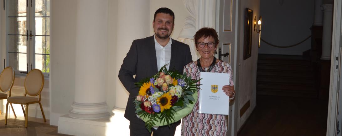 Bürgermeister Christoph Schmidt durfte Elisabeth Trüdinger die Urkunde für ihr "langjähriges verdienstvolles Wirken in der kommunalen Selbstverwaltung" überreichen. 