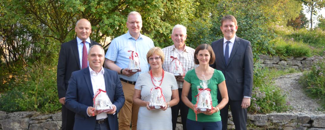 Insgesamt sechs ehemalige Gemeinderatsmitglieder wurden für ihr jahrelanges, ehrenamtliches Engagement ausgezeichnet. Hintere Reihe von links: Bürgermeister Martin Paninka, Waldyra, Uhl und der 2. Bürgermeister Mayer. Vordere Reihe von links: Jung, Schönherr, Eisenbarth. (Auf dem Bild fehlt Julia Scholz) 