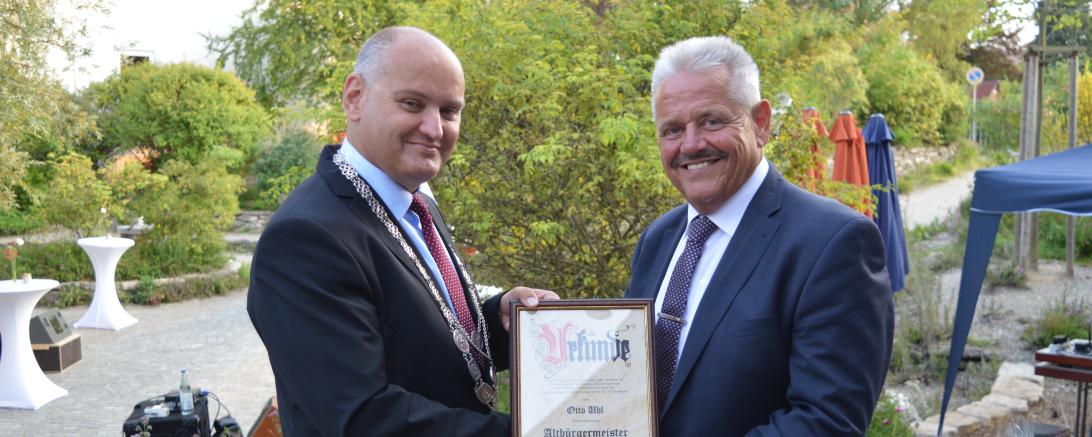 Bürgermeister Martin Paninka (l.) überreicht Altbürgermeister Otto Uhl seine Ehrenurkunde. 
