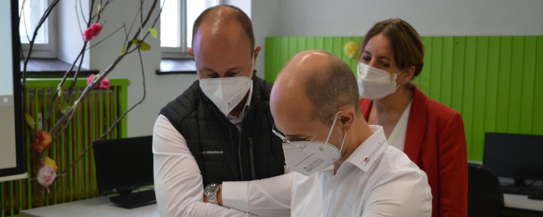 Von links: Markus Kempter, Michael Goldmann und Mitarbeiterin Andrea Ruisinger beim Erkunden des Übungsunternehmens "Flower Power". 