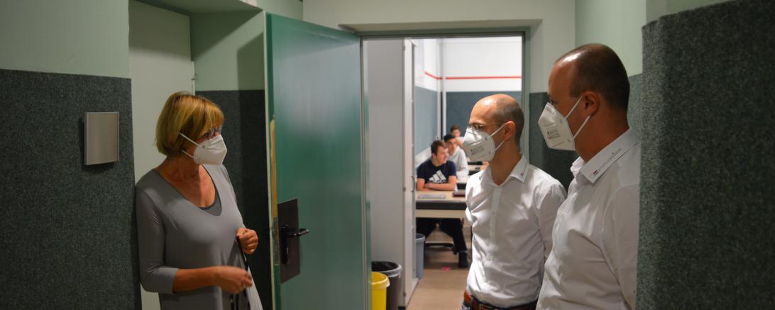 Die beiden Gründer im Austausch mit Schulleiterin Gabriele Braun. 