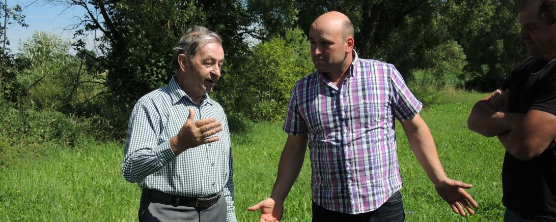 Beim Ortstermin an der Ussel wurden angeregte Diskussionen geführt. Auf dem Bild von links: Biberbeauftragter Heinrich Behringer und Landwirt Martin Krell. 