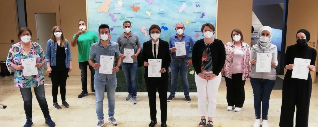 Auf dem Bild zu sehen (von links): Vordere Reihe: Heike Schwan, Noori Abdulhamed, Marziyeh Khaki, Stellvertretende Landrätin Claudia Marb, Mariam Hammoud, Melek Özdemir. Hintere Reihe: Johanna Weidner, Mohammed Abdelgawad, Anouar Charai, Nikolaus Beck, Ulrike Zitzlsperger. 