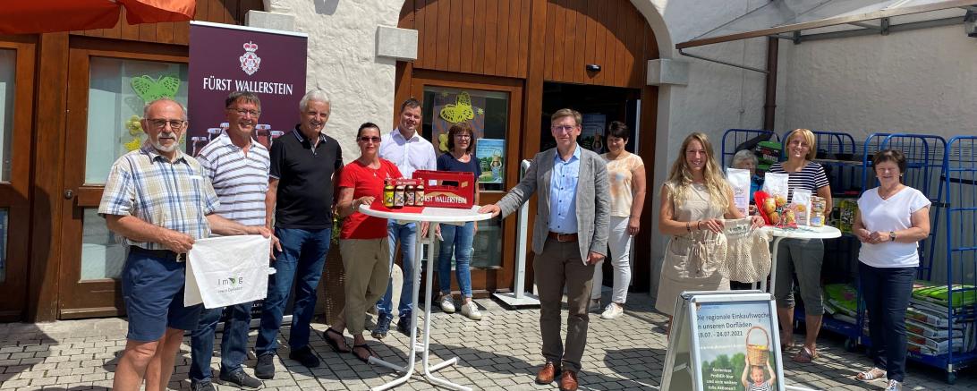 (v.l.n.r.: Rudolf Rosenwirth, Dorfladen Fünfstetten; Geschäftsführer Andreas Eigenmann, Dorfladen Wolferstadt; Josef Kessler, Dorfladen Huisheim; Gitti Loibl, Fürst Wallerstein Brauhaus, Wolferstadts Bürgermeister Philipp Schlapak, Dorfladen-Mitarbeiterin Doris Eder, Landrat Stefan Rößle, Dorfladen-Mitarbeiterin Annelies Gebele, Konversionsmanagerin Barbara Wunder, Dorfladen-Mitarbeiterinnen Ingrid Schneid und Margot Aurnhammer)