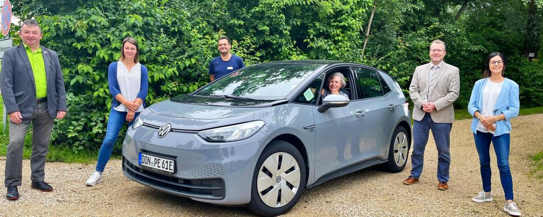 Über das neue E-Fahrzeug freuen sich (von links) Albert Riedelsheimer, Sonja Gerstmayr (Krankenschwester in der PIA), Ralph Bohl (Stationsleiter der PIA), Marie-Luise Holziger (Krankenschwester in der PIA), Ärztlicher Direktor PD Dr. Karel Frasch und Pflegedirektorin Iris Frank. 