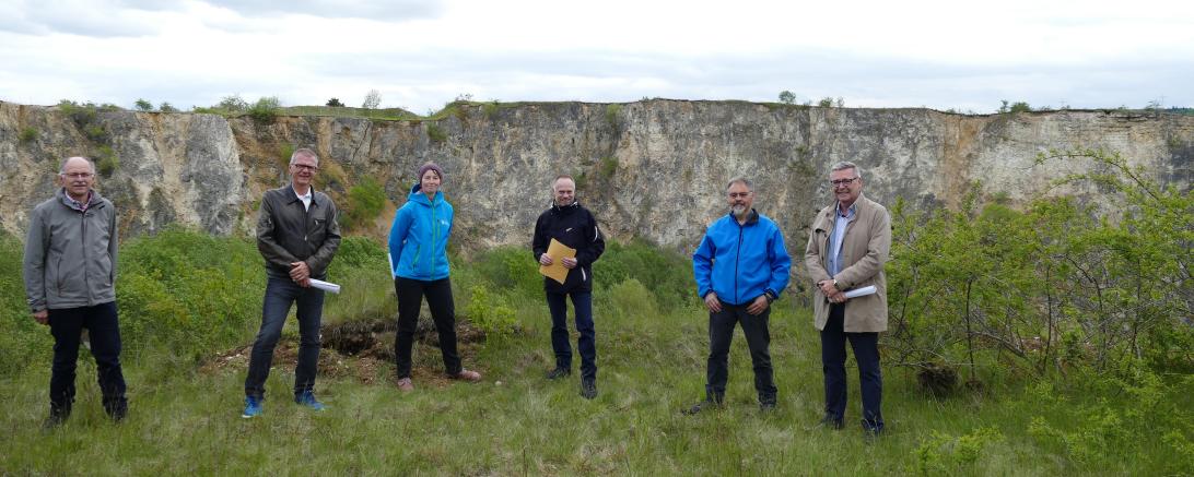 Auf dem Foto freuen sich (von links): Johannes Ruf (Vorsitzender Rieser Naturschutzverein und der Schutzgemeinschaft Wemdinger Ried), Karl Stempfle (Leiter Sachgebiet Liegenschaften der Großen Kreisstadt Nördlingen) Andrea Wadenstorfer (untere Naturschutzbehörde Landratsamt Donau-Ries), Werner Reissler (Geschäftsführer Heide-Allianz Donau-Ries), Kurt Kroepelin (Bauleiter der Maßnahmen am Fuchsloch, AWV) und Gerhard Wiedemann (Werkleiter Abfallwirtschaftsverband Nordschwaben).