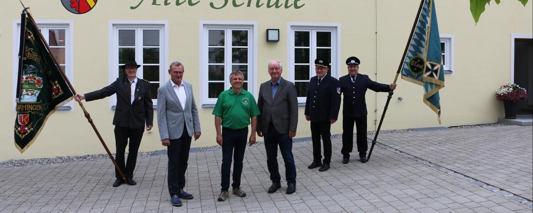 Von links: Erich Oswald (Albuch-Schützen), Helmuth Wiedenmann (VR-Bürgerstiftung Ries), Roland Gröner (Obst- und Gartenbauverein), Stiftungsgründer Helmut Guckert, Rudolf Rösch und Martin Böllmann (Soldaten- und Veteranenverein)