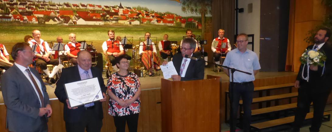 MdL Wolfgang Fackler, 1. Bgm. Klaus Engelhardt, 2. Bgm. Herbert Seefried und 3. Bgm. Johannes Meyer überreichen Herrn Karl Reuter im Beisein seiner Ehefrau Rita Reuter den Ehrenbürger-Brief der Gemeinde Hainsfarth.