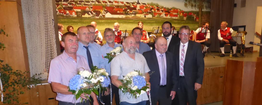 Die Gemeinde Hainsfarth bedankte sich bei den ausgeschiedenen Gemeinderatsmitgliedern für ihr Engagement (von links): Manfred Koch, Björn Oberhauser, 2. Bgm. Herbert Seefried, Joachim Eberle, Franz Bodenmüller, Walter Ulrich, Karl Reuter, J3. Bgm. ohannes Meyer und 1. Bgm. Klaus Engelhardt.