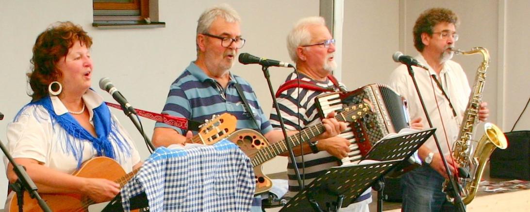 Erna Dirschinger mit Bäldle-Musikanten