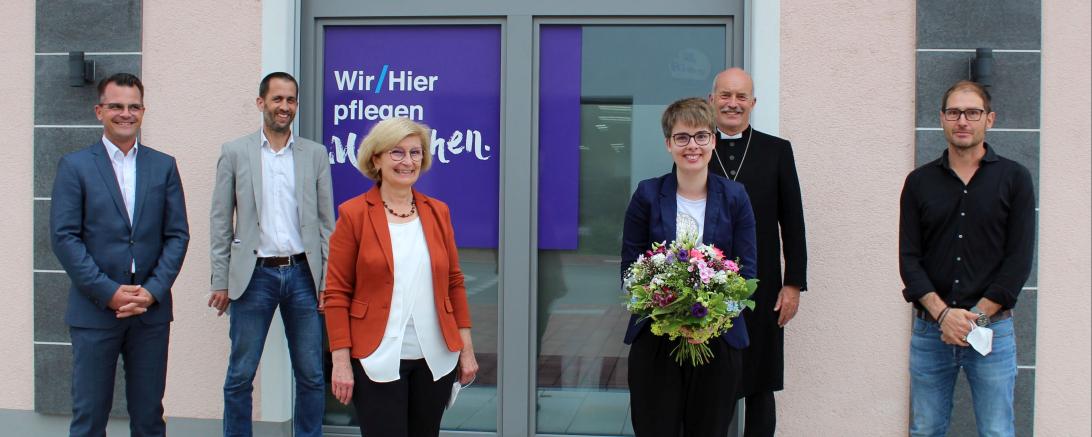 Von links: Oberbürgermeister Jürgen Sorré, Geschäftsführer Johannes Beck, stellv. Landrätin Ursula Kneißl-Eder, Pflegedienstleitung Margret Mair, Dekan Johannes Heidecker und Prokurist Dr. Hubert Dumberger.